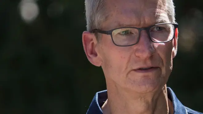 Bos Apple Tim Cook mengatakan pihaknya memilih untuk tidak menghapus aplikasi.