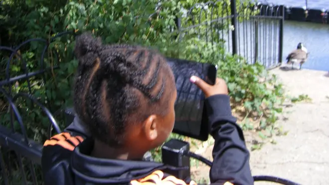 Plenty mama and papa dem no even sabi say 13 years na di age limit for pickin to join social media.