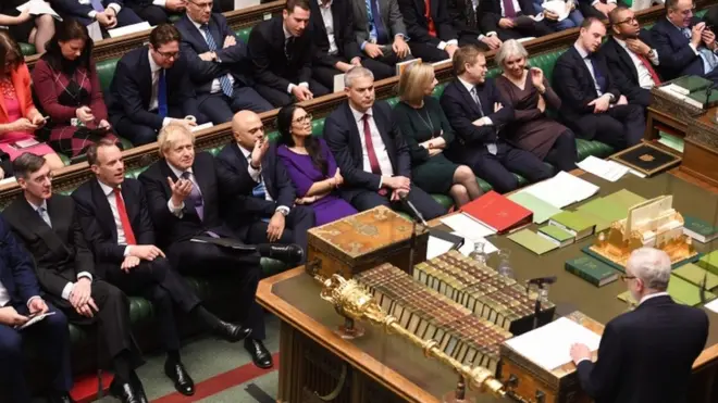 Johnson (de mãos levantadas) durante debate da lei do Brexit no Parlamento, nesta sexta; lei, aprovada com folga, agora colocará em prática a saída do Reino Unido da UE