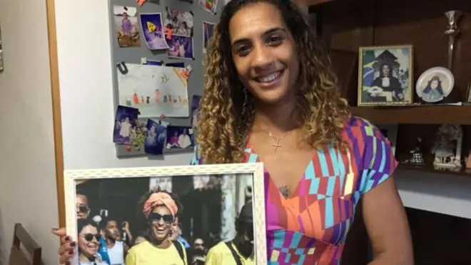 Irmãroleta deMarielle diz que toda a família é católica e devotaroleta deMaria, como o papa | Foto: Julia Carneiro/BBC Brasil