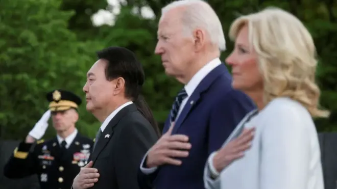 미국을 국빈 방문중인 윤석열 대통령 부부와 조 바이든 미국 대통령 부부가 25일(현지시간) 워싱턴DC 한국전 참전용사 기념공원을 함께 방문했다