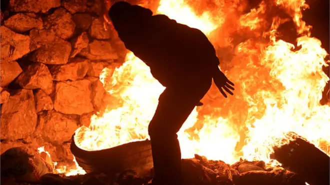 వెస్ట్‌బ్యాంక్‌లో టైర్లు కాలుస్తున్న నిరసనకారులు