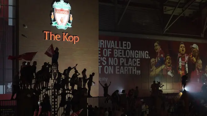 احتفل جمهور ليفربول بتاكد فوز ناديهم بالدوري الإنجليزي أما ملعب آنفيلد