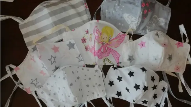 Ana šije maske u raznim dezenima