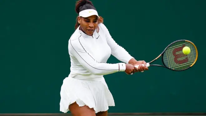 Серена Уильямс во время тренировки на кортах Уимблдона