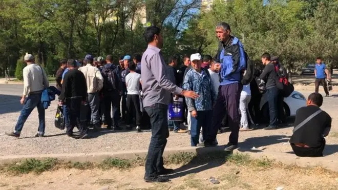 Шаҳарларда пайдо бўлган мардикор бозорларида ишсизлар кунбай иш излашади.