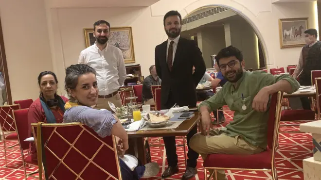 با رویا سادات، فیلمساز مشهور، فرحناز فروتن، بنیانگذار کمپین "خط سرخ"، مجیب مشعل، خبرنگار نیویورک تایمز و گران هیواد سخنگوی وزارت خارجه در تالار هتل شیراتون در دوحه