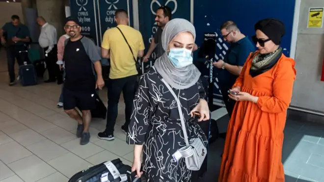 فلسطينيون يغادرون مطار لارنكا الدولي بعد وصولهم على متن أول رحلة جوية من مطار رامون الإسرائيلي