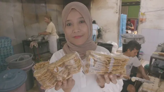 Iis mengatakan para pengrajin tak akan ragu untuk beralih ke kedelai lokal jika bahannya tersedia.