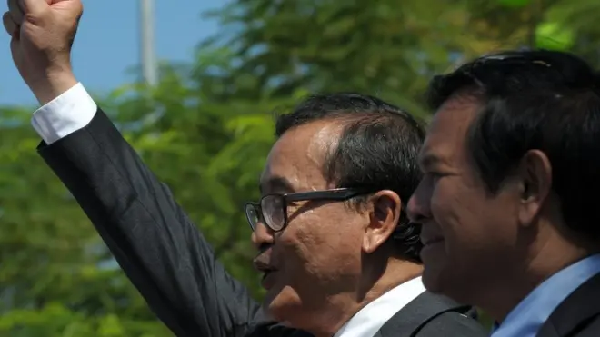 สม รังสี ปราศัยกับผู้สนับสนุนในกรุงพนมเปญ เพื่อร่วมฉลองวันสิทธิมนุษยชนสากล เมื่อ 10 ธันวาคม 2557