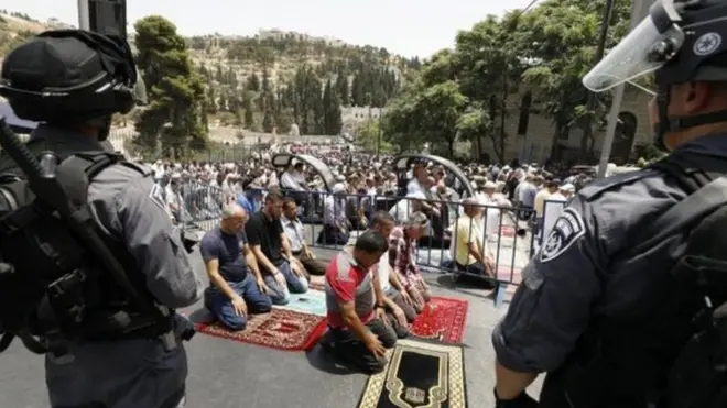 Aparat keamanan Israel mengawasi warga Palestina yang tengah melakukan salat Jumat luar kawasan Haram al-Sharif.