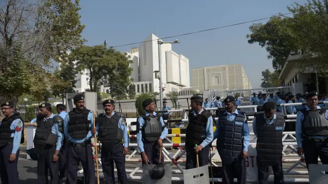 سماعت کے دوران سپریم کورٹ کے باہر سخت سکیورٹی انتظامات کیے گئے تھے