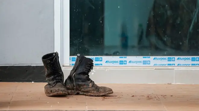 รองเท้าคอมแบตที่คาดว่าเป็นของ จ.ส.อ.จักรพันธ์ ถมมา ถอดไว้ที่หน้าบ้าน