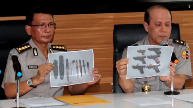 Polri memperlihatkan sejumlah foto barang bukti milik terduga pelaku teror Tuban.