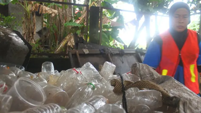 Tumpukan botol plastik jenis PET hendak didaur ulang di sebuah tempat di Tangerang Selatan, Provinsi Banten.