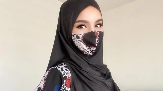 Nur Sajat foi criticada por postar fotografias usando o hijab