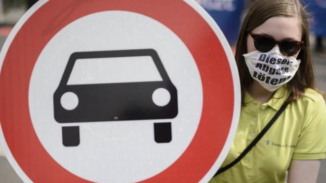 Activista en Alemania con una pancarta contra los motores diésel.
