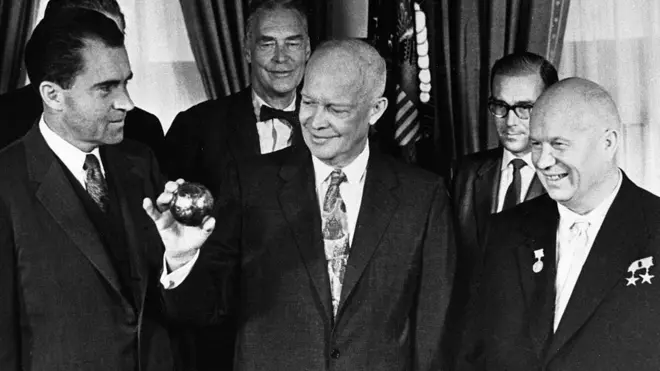 Um presente jocoso: olhado pelo premiê soviético Khrushchev (à direita) e pelo vice-presidente Richard Nixon (esquerda), Dwight Eisenhower segura uma cópia da esfera enviada à Lua a bordo da Luna 2,7games baixar app aplicativo1959