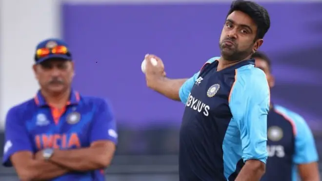 दुबई में टी-20 वर्ल्ड कप के दौरान अभ्यास करते अश्विन और शास्त्री