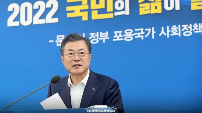 문재인 대통령이 19일 오후 서울 노원구 월계문화복지센터에서 포용국가 사회정책 대국민 보고를 하고 있다