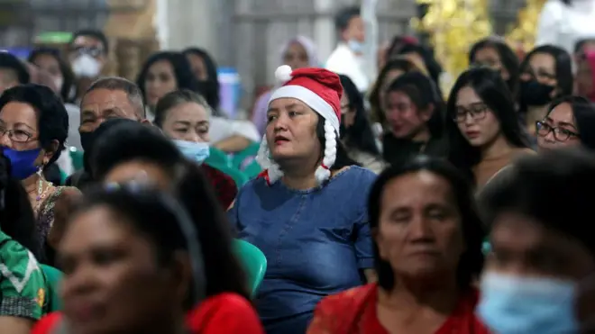 Sejumlah jemaat menghadiri perayaan pra Natal di Desa Pilohayanga, Kabupaten Gorontalo, Gorontalo, Jumat (9/12/2022).