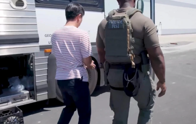 결박당한 채 연행되는 한국인 추정 현장 근로자