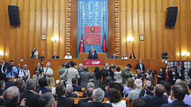 Özgür Özel, 23 Haziran 2026’da Ankara’daki Türkiye Büyük Millet Meclisi’nde düzenlenen parti grup toplantısında konuşuyor.