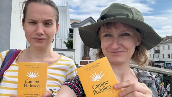 У спеціальному паспорті на маршруті ставлять печаті і наліпки. Позаду паспорту є карта з місцями, які треба відвідати