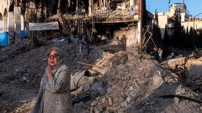 Женщина возле разрушенных зданий в Тегеране, 21 марта