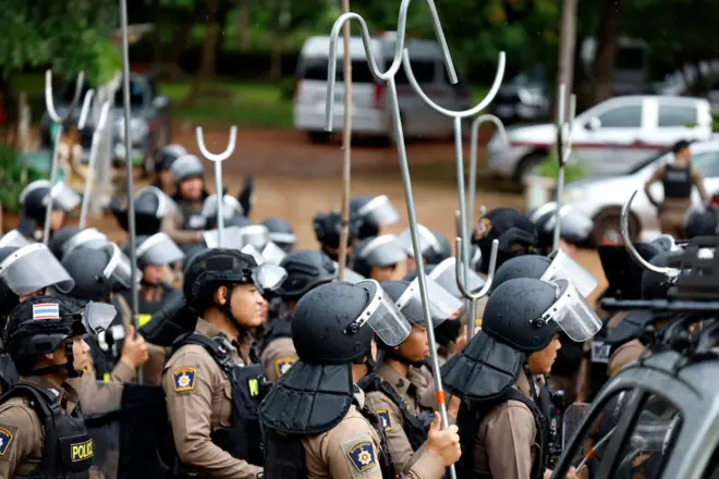 เจ้าหน้าที่ฝ่ายความมั่นคงของไทยตรึงพื้นที่ชายแดนไทย-กัมพูชา