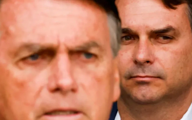Rostos do ex-presidente Jair Bolsonaro e Flávio Bolsonaro em foco