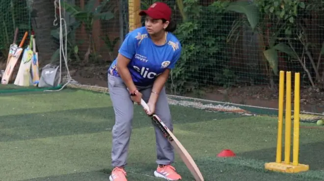 క్రికెట్ ఆడుతున్న మహిళ