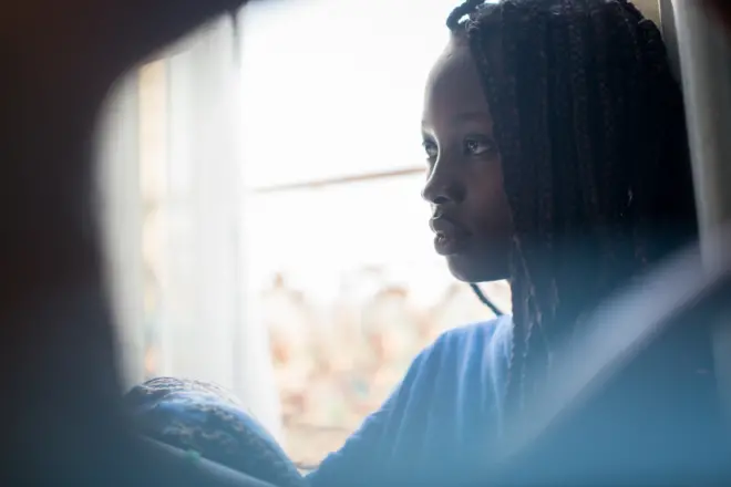 Une femme assise seule