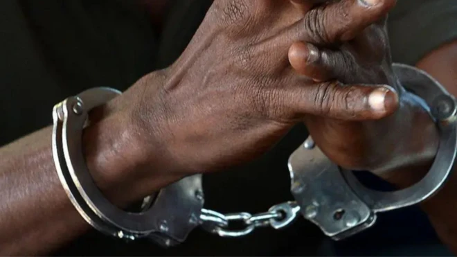 සොරකමක් සම්බන්ධයෙන් අත්අඩංගුවට ගනු ලැබූ 15හැවිරිදි පිරිමි දරුවෙකුට අමානුෂික ලෙස පහරදි කෲර වධහිසා පැමිණවිමේ චෝදනාවලට වරදකරුවු පොලිස් නිලධාරින් සිව්දෙනෙකුට බලපිටිය මහාධිකරණ විනිසුරු ප්රියන්ත ලියනගේ අද (සැප්තැම්බර් 11) බරපතල වැඩ සහිත සිර දඬුවම් සහ දඩ නියම කළේය.