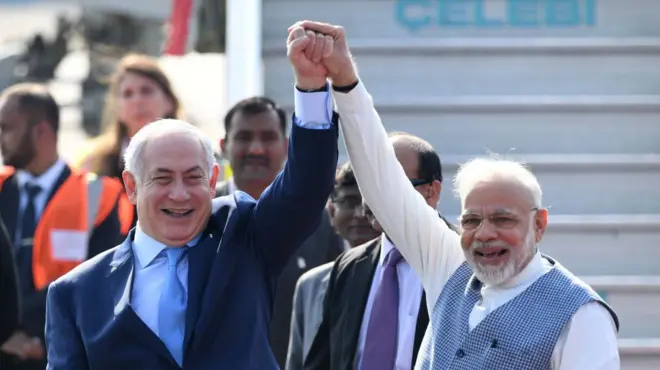 भारतीय प्रधानमंत्री नरेंद्र मोदी (दाएं) और इसराइल के प्रधानमंत्री बिन्यामिन नेतन्याहू 14 जनवरी 2018 को नई दिल्ली स्थित वायुसेना स्टेशन पर नेतन्याहू के आगमन के बाद फ़ोटोग्राफ़रों के लिए पोज़ देते हुए