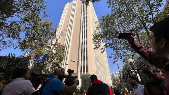 আয়কর বিভাগের হানা চলাকালীন দিল্লিতে বিবিসির দপ্তরের বাইরে সংবাদকর্মীদের ভিড়