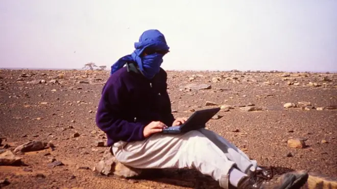 Pada tahun 1994, penulis bernama Jeff Greenwald berkeliling dunia dan mengisahkan secara langsung petualangannya melalui internet.