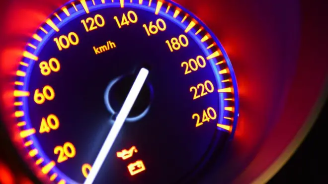 Compteur de vitesse d'une voiture