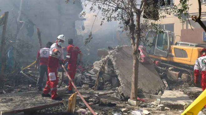 Equipes de emergência trabalham em área atingida por Israel em Teerã (Irã), durante a Operação Leão Crescente (13/6/2025).