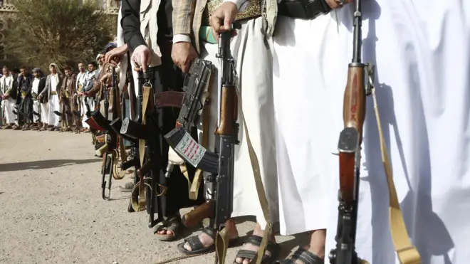  أنصار الحوثيين يتجمعون في صنعاء، احتجاججا على الولايات المتحدة وإسرائيل في مسيرة في اليمن