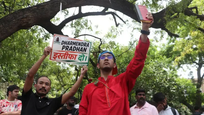 कॉक्रोच जनता पार्टीचं आंदोलन