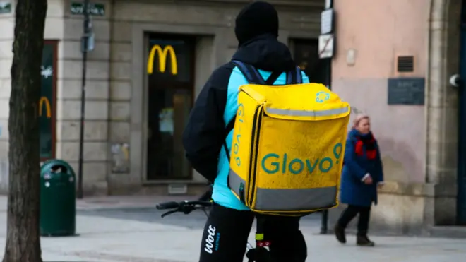Man carry bag wey dem crest Glovo ontop