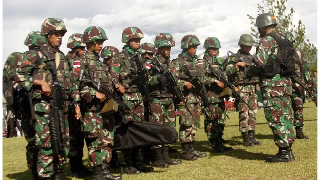 Prajurit TNI berdoa sebelum menaiki helikopter dengan tujuan di Wamena, Papua, Rabu (5/12/2018). Aparat gabungan terus berusaha mengatasi Kelompok Kriminal Bersenjata (KKB).