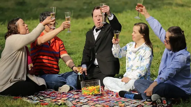 El documental chileno Los Niños, de la directora Maite Alberdi, muestra de una manera super íntima el día a día de un grupo de adultos con syndrome de Down.