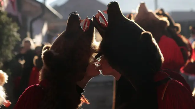 Trenutak poljupca mladog para. Uprkos zabrinutosti za opstanak tradicije, pre svega zbog depopulacije ovog kraja čije se stanovništvo iseljava u veće gradove kao i druge evropske zemlje, tokom poslednje decenije sve više mladih se interesuje za ovaj običaj.