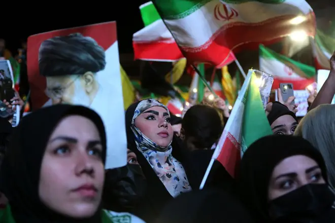 ایرانيان، د مېرمنو یو لاریون لیدل کېږي