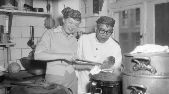 Penyanyi asal Amerika Serikat, June Christy, berkunjung ke dapur restoran Indonesia bernama Restoran Bali di Amsterdam, 14 Maret1958.