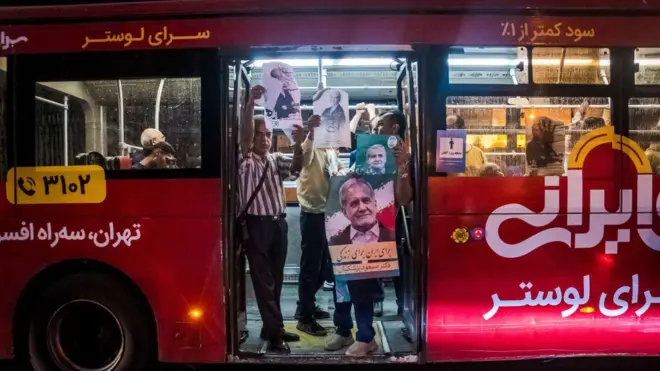 هواداران پزشکیان سوار یک اتوبوس شهری