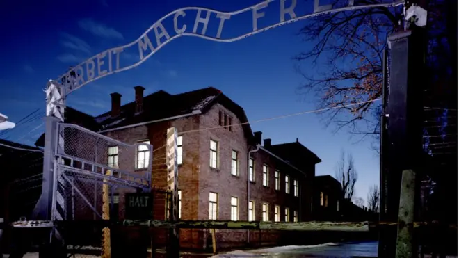 صورة لبوابة معسكر أوشفيتز