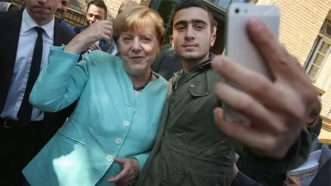 انس مودامانی کی اینگلا مرکل کے ساتھ سیلفی کو اگست 2015 میں انٹرنیٹ پر انتہائی مقبول ہوئی تھی